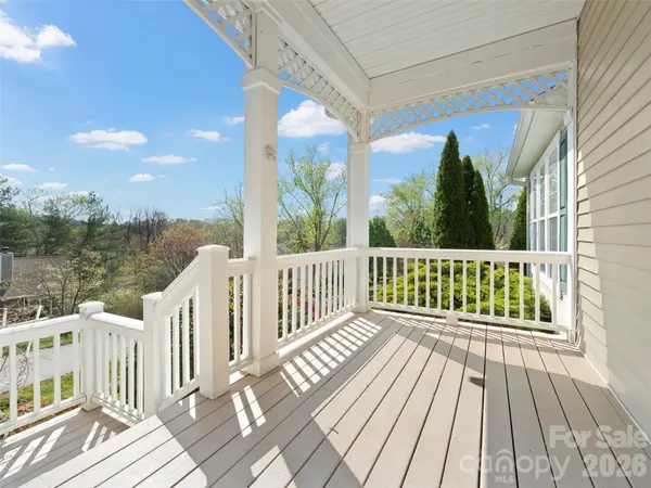 21 Old Applewood LN, Hendersonville, NC 28739
