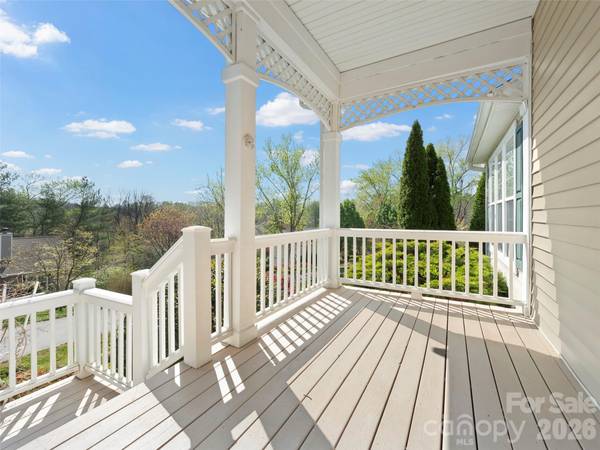 21 Old Applewood LN, Hendersonville, NC 28739