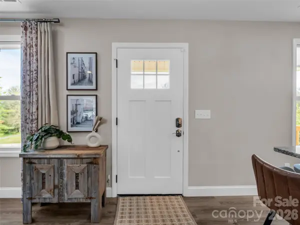 29 Kanes DR, Hendersonville, NC 28739