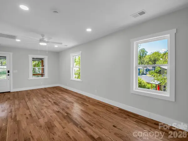 18 Worley PL, Asheville, NC 28806
