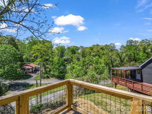 18 Worley PL, Asheville, NC 28806