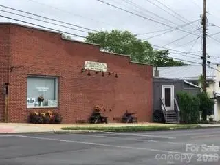 7 N Mitchell AVE, Bakersville, NC 28705