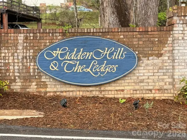 000 Ridgeview DR, Hendersonville, NC 28791