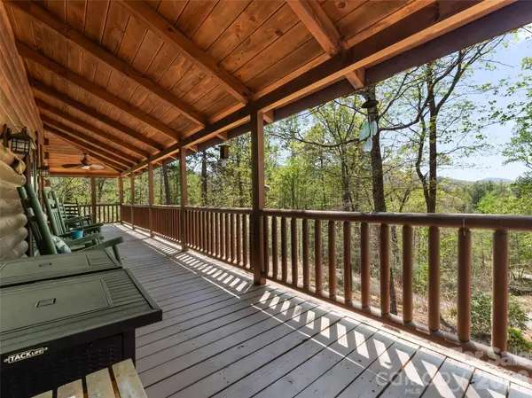 462 Deep Woods LN, Saluda, NC 28773