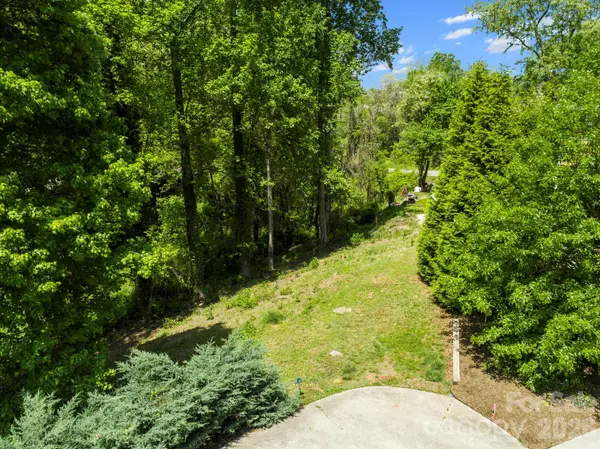20 Riverlink LN, Asheville, NC 28806