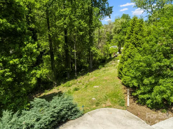 20 Riverlink LN, Asheville, NC 28806