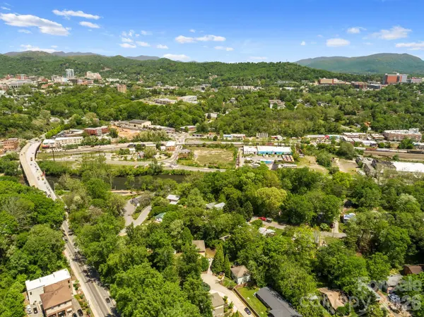 20 Riverlink LN, Asheville, NC 28806