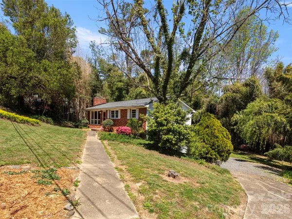 32 Hillendale RD, Asheville, NC 28805