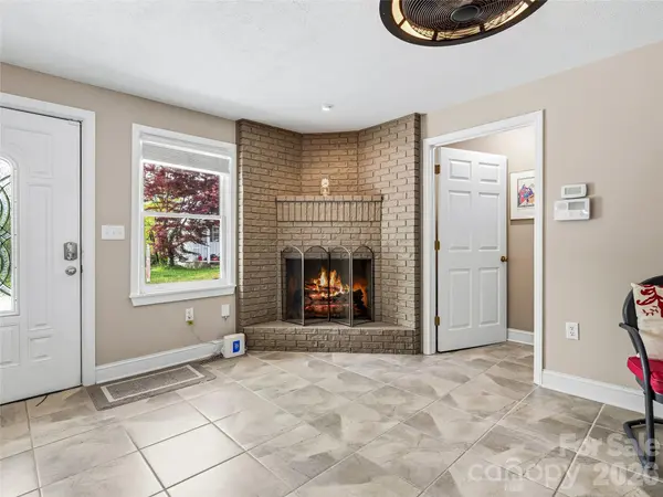 102 Havnaers PT, Lake Lure, NC 28746