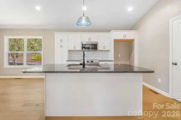1196 Crabtree RD, Waynesville, NC 28785