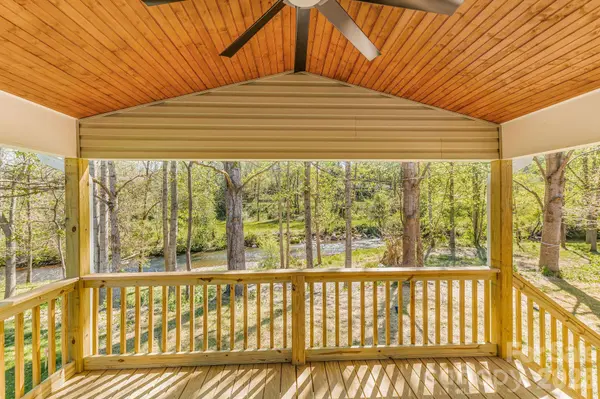 1196 Crabtree RD, Waynesville, NC 28785
