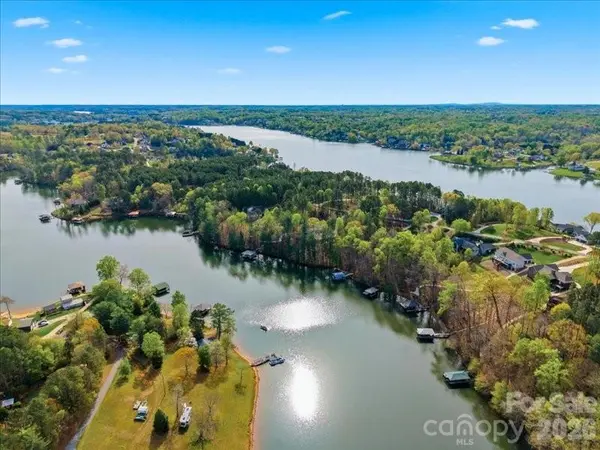 6074 Plantation Pointe DR, Granite Falls, NC 28630