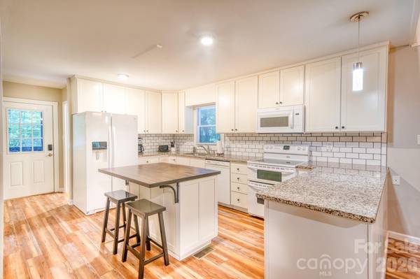 46 Wahuhu CT, Brevard, NC 28712