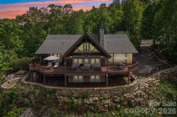 1072 Corsica LN, Saluda, NC 28773