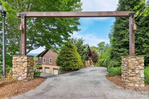 1072 Corsica LN, Saluda, NC 28773