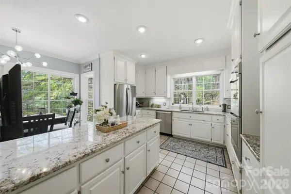 401 Stonecroft DR, Lenoir, NC 28645