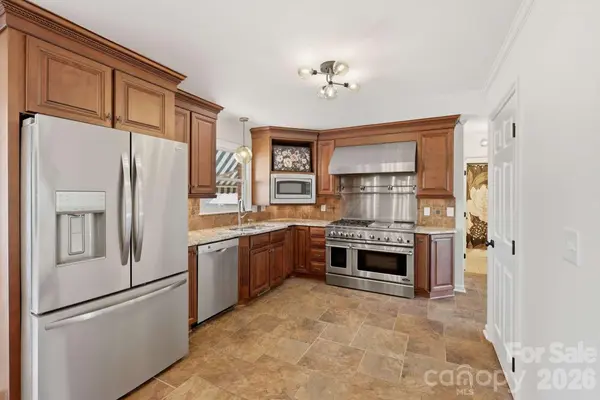 3811 Pinecrest DR NE, Hickory, NC 28601