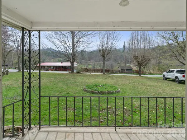 2432 Grapevine RD, Marshall, NC 28753