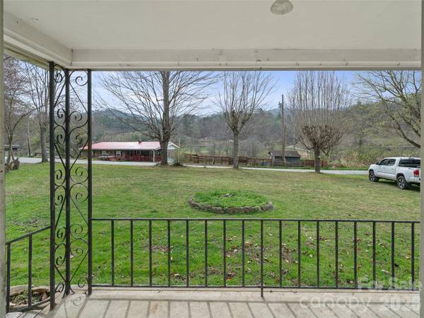 2432 Grapevine RD, Marshall, NC 28753
