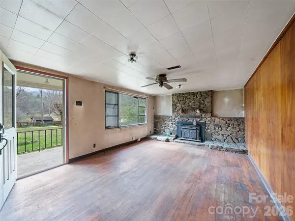 2432 Grapevine RD, Marshall, NC 28753