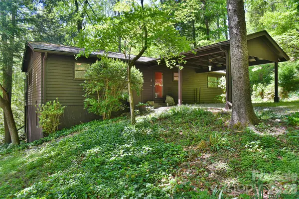 1 Hillcrest LN, Black Mountain, NC 28711