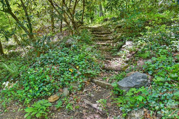 1 Hillcrest LN, Black Mountain, NC 28711