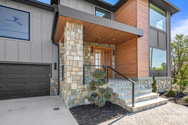 742 New Hope RD, Flat Rock, NC 28731