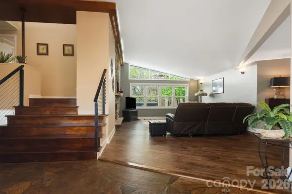 87 W Oakview RD, Asheville, NC 28806