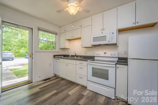 41 Trowbridge LN, Brevard, NC 28712