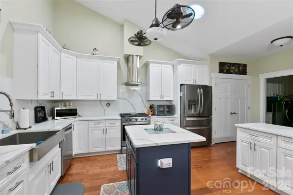 20 Brookstone PL, Candler, NC 28715