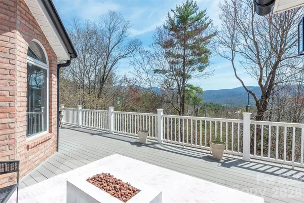 11 High Meadow DR, Weaverville, NC 28787