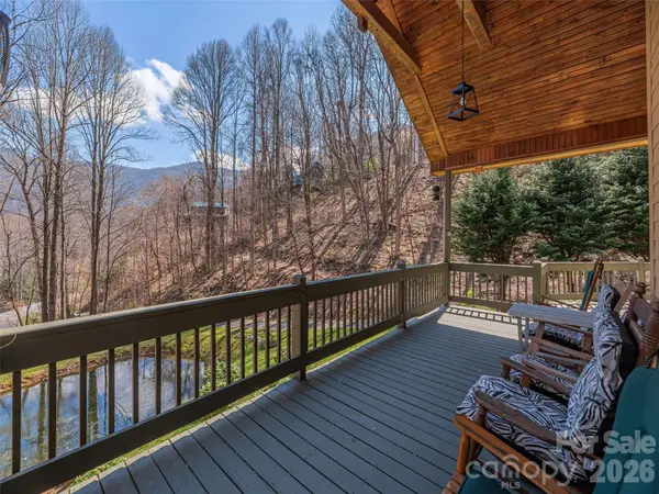 90 Lionheart LN, Maggie Valley, NC 28751