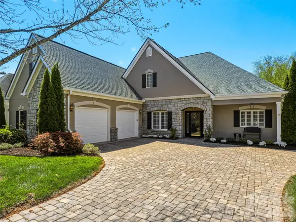 33 Tiverton LN, Asheville, NC 28803