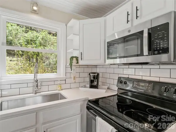 24 Baldridge DR, Burnsville, NC 28714