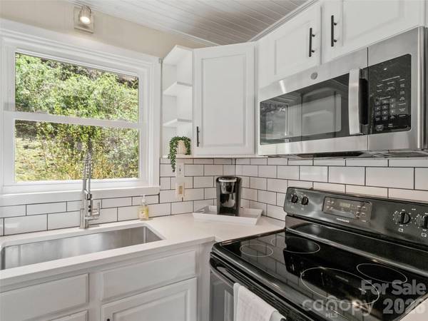 24 Baldridge DR, Burnsville, NC 28714