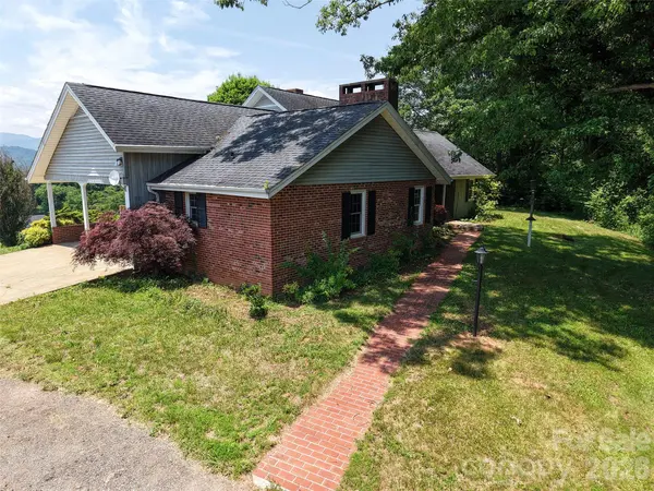 80 Gobblers Knob DR, Clyde, NC 28721