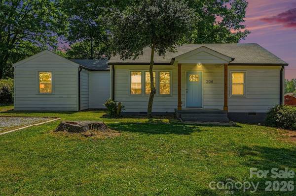 204 N Oak ST, Lowell, NC 28098