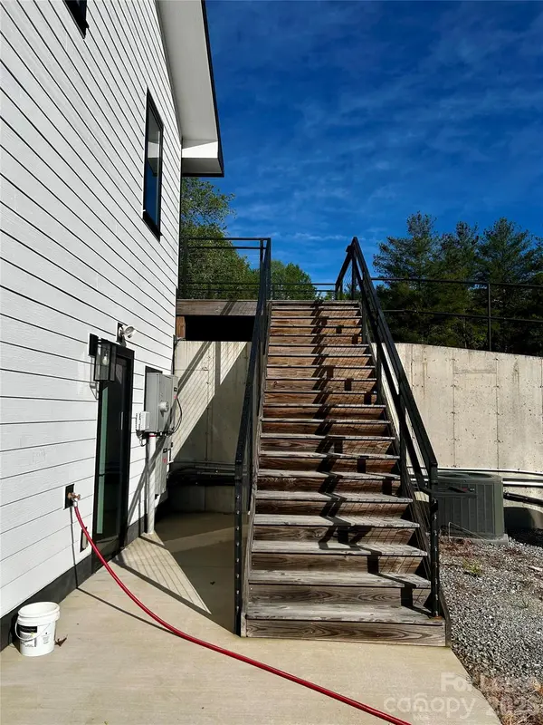 23 Shoals Falls RD, Hendersonville, NC 28739