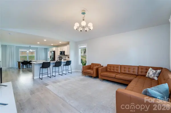 16 DanielBrooke DR, Asheville, NC 28806
