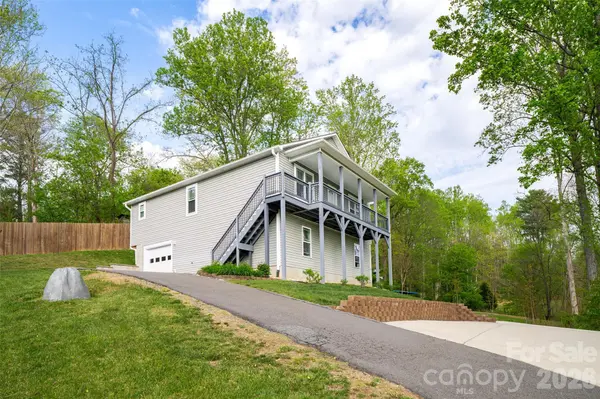 16 DanielBrooke DR, Asheville, NC 28806