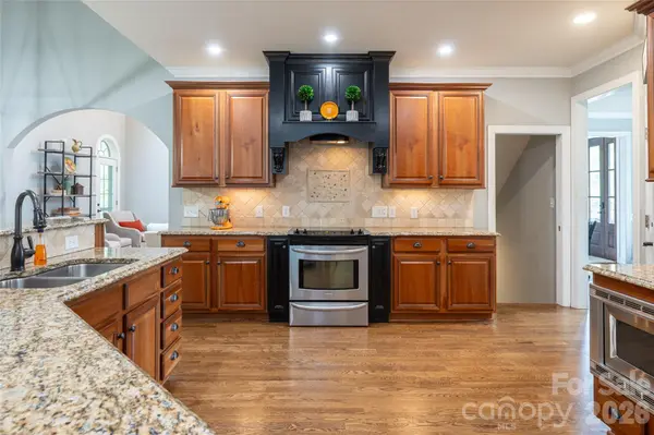 75 Ledgestone DR, Fairview, NC 28730