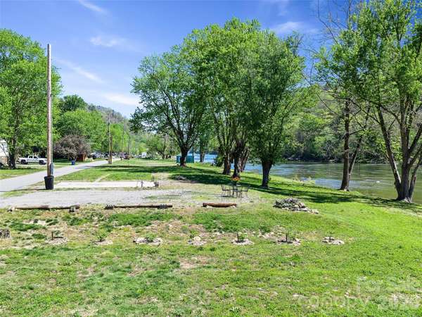 150 Rollins RD #1 & 2, Marshall, NC 28753