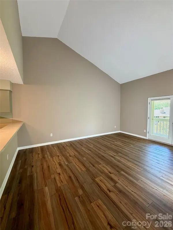 8 Creekside LN, Asheville, NC 28803