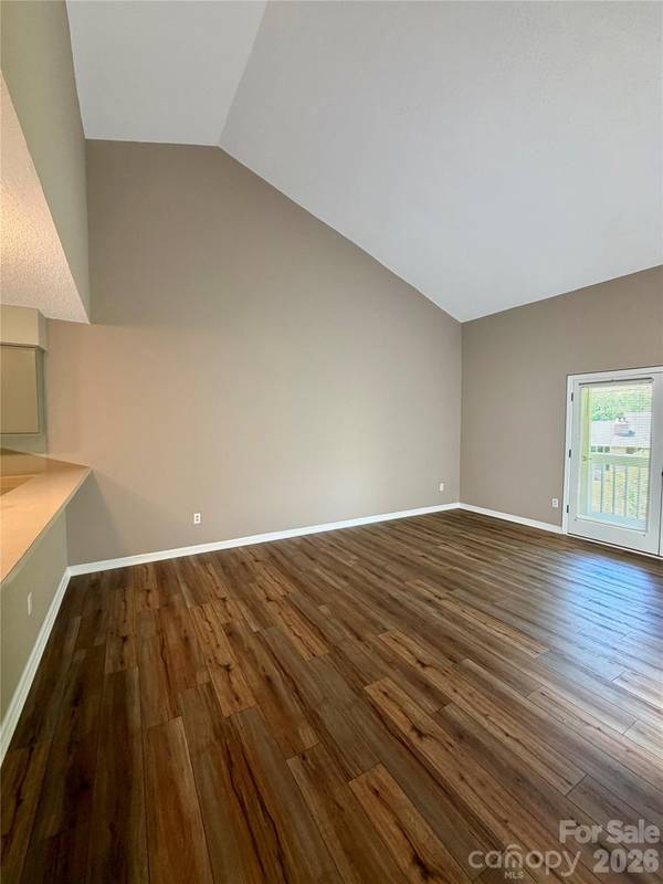 8 Creekside LN, Asheville, NC 28803