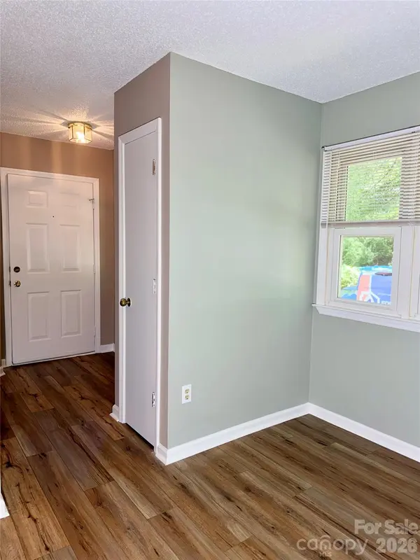 8 Creekside LN, Asheville, NC 28803