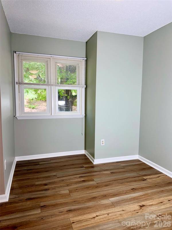 8 Creekside LN, Asheville, NC 28803