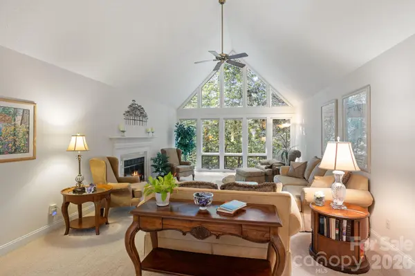128 Forest View DR, Flat Rock, NC 28731