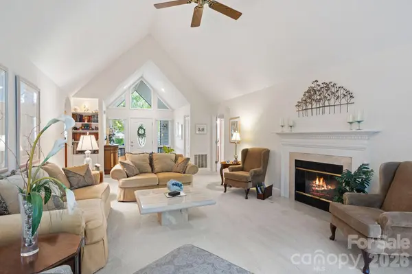 128 Forest View DR, Flat Rock, NC 28731