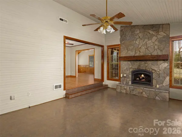 609 N Fork RD, Black Mountain, NC 28711