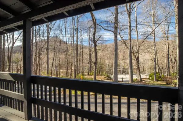87 Sassafras LN, Maggie Valley, NC 28751